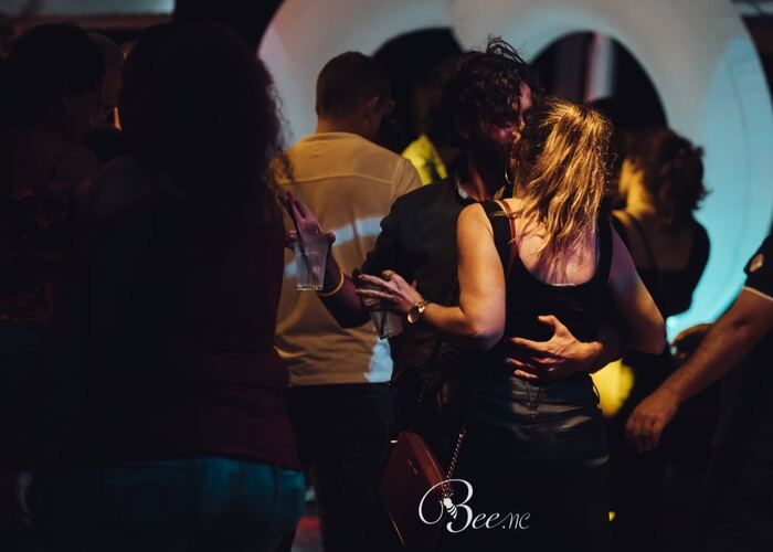 Deux membres complices lors d'une soirée BeEvent